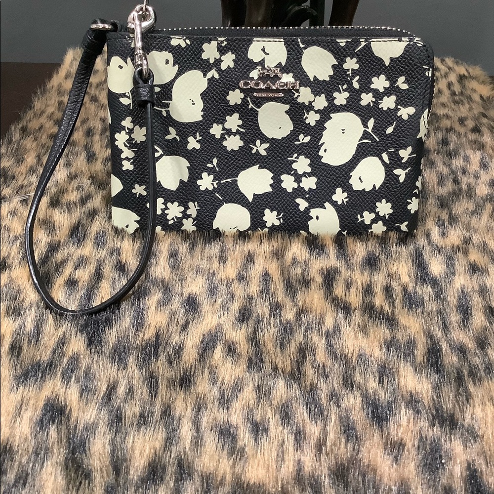 COACH FLORAL WRISTLET - Picture 10 of 10